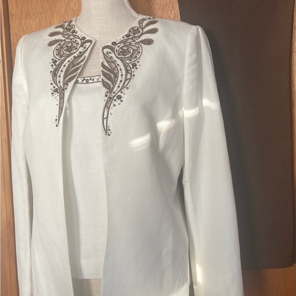 Tahari 3 pcs Suit in White and Brown with Embroidered Jacket. - Picture 2 of 10